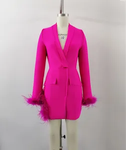 Magenta Blazer-Kleid mit Straußenfeder-Manschetten und tiefem V-Ausschnitt