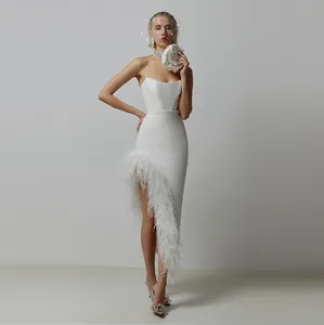 Elegante witte Franse avondjurk met luxe struisvogelveren zoom en hoge split