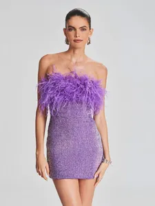 Impresionante vestido corto de lentejuelas morado con elegantes plumas de avestruz.