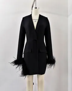 Elegantes schwarzes langärmliges Blazerkleid mit Straußenfeder-Manschetten auf Puppe