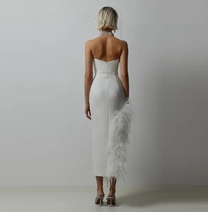 Elegante witte strapless midi-jurk achteraanzicht met struisvogelveren details