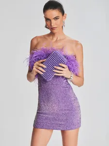Vista detallada del vestido de lentejuelas palabra de honor morado con plumas de avestruz