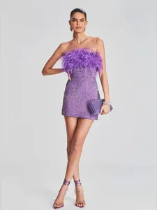 Elegante mini vestido morado con lentejuelas y adornos de plumas de avestruz.