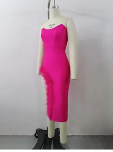 Elegante magenta nauwsluitende midi-jurk met struisvogelveren op een mannequin
