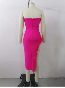 Achteraanzicht van een fuchsia nauwsluitende midi-jurk met struisvogelveren trim