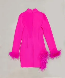 Rückansicht des pinken Minikleids mit eleganten Straußenfeder-Details an den Ärmeln.