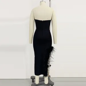 Gedetailleerd achteraanzicht van een zwarte strapless avondjurk met struisvogelveren
