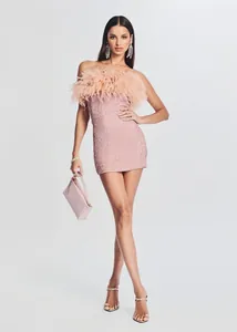 Mini vestido rosa de lentejuelas con escote palabra de honor y plumas de avestruz