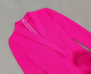Detailansicht eines fuchsiafarbenen Blazer-Kleides mit V-Ausschnitt und Reißverschluss.