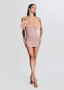 Vestido corto de lentejuelas rosa sin tirantes con ribete de plumas de avestruz