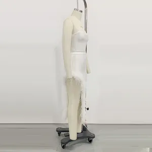 Zijaanzicht van witte strapless avondjurk met elegante struisvogelveren details op mannequin.