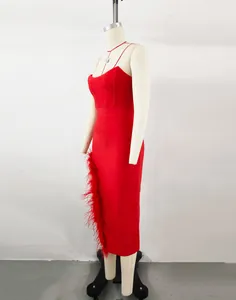 Elegante rode nauwsluitende midi-jurk met luxe details van echte struisvogelveren