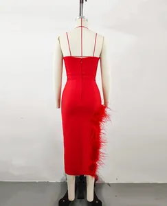 Achteraanzicht van rode bodycon avondjurk met luxe struisvogelveren details.