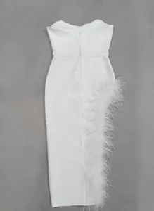 Detail van witte strapless avondjurk met elegante afwerking van struisvogelveren