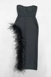 Elegante zwarte strapless avondjurk met luxe struisvogelveren afwerking aan de zijkant.