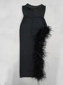 Gedetailleerde weergave van een zwarte strapless avondjurk met struisvogelveren bies