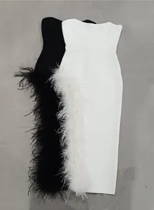 Detailweergave van elegante strapless avondjurken met luxe struisvogelveren in zwart en wit