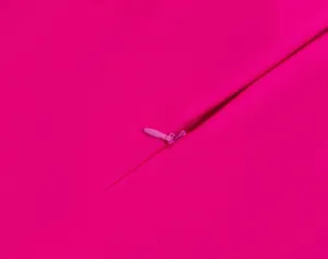 Hochwertige Detailaufnahme des verdeckten Reißverschlusses am fuchsiafarbenen Kleid