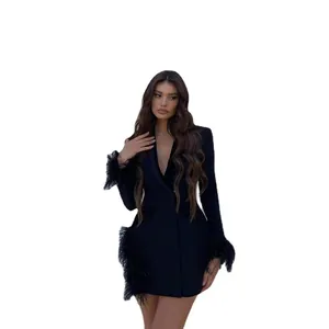 Elegantes schwarzes Blazer-Kleid mit tiefem V-Ausschnitt und luxuriösem Straußenfederbesatz.