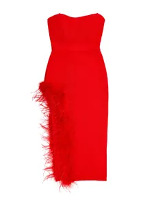 Detail van de rode strapless bandagejurk met struisvogelveren en een zijsplit.