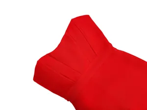 Detailopname van het rode lijfje van een avondjurk met elegante geplooide stofdetails