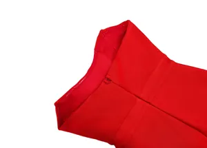 Detail van een rode avondjurk met onzichtbare rits en fijne afwerking van de naden.