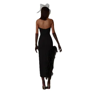 Elegante zwarte strapless avondjurk met luxe struisvogelveren bies en slank ontwerp