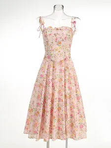 Dettaglio dell'abito midi a fiori rosa con corpetto a corsetto e spalline sottili