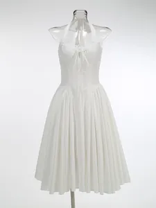 Vista dettagliata di un abito midi bianco a capestro con elegante gonna a pieghe