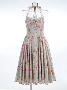 Vista dettagliata di un abito midi floreale con scollo all'americana e vita a punto smock.