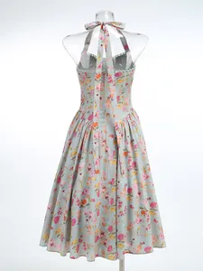 Vista posteriore di un elegante abito midi a fiori con scollo all'americana chic.
