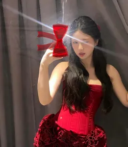 Dettaglio ravvicinato di un abito a corsetto rosso senza spalline con gonna a balze