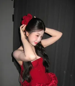 Vista dettagliata di un elegante abito da sera rosso a corsetto con orlo a balze