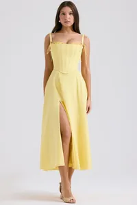 Elegante abito midi a corsetto giallo pallido con spacco alto e spalline sottili.