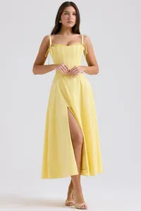 Dettaglio dell'abito midi a corsetto giallo con spalline sottili e spacco alto