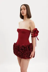 Elegante completo corsetto rosso senza spalline e minigonna a fiori 3D per la serata