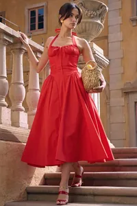 Visuale completa di un elegante abito rosso all'americana su modella in ambiente classico