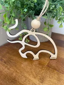 Détail d'un ornement éléphant en bois avec gravures Sisterhood et Friendship élégantes
