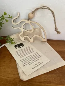 Ornement d'éléphant en bois fait main avec carte de vœux et petite pochette en lin