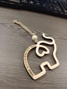 Détail d'un ornement d'amitié en bois en forme d'éléphant avec une citation gravée