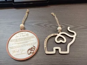 Vue détaillée de cadeaux d'amitié en bois d'éléphant avec messages gravés sincères.