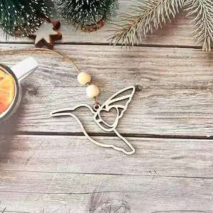 Gros plan d'un ornement colibri en bois avec cœur sur un fond de bois rustique chaleureux