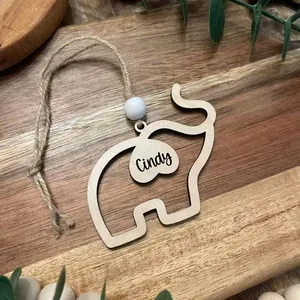 Vue détaillée d'un ornement éléphant en bois personnalisé avec gravure de prénom