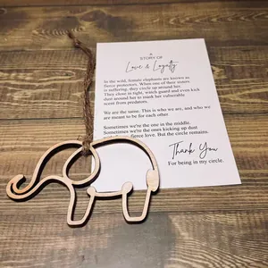 Gros plan d'un ornement d'éléphant en bois avec une carte de message d'amitié