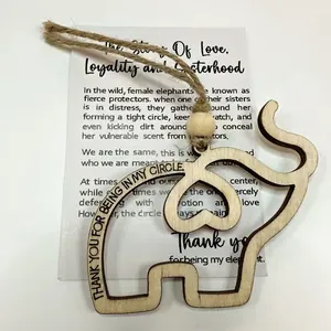 Vue détaillée d'un pendentif d'amitié éléphant en bois avec gravure et carte cadeau