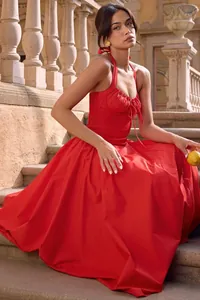 Elegante abito lungo rosso all'americana con corpino arricciato e gonna a pieghe