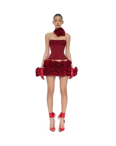 Elegante abito a fascia rosso scuro con orlo floreale 3D e accessori coordinati