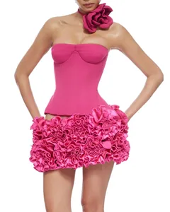 Vestito a corsetto senza spalline rosa acceso con dettaglio gonna a balze floreali sexy