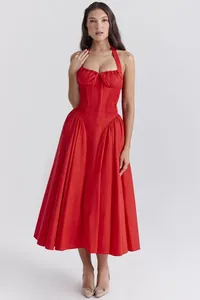 Elegante abito midi rosso all'americana con vita a corsetto e gonna a ruota fluida