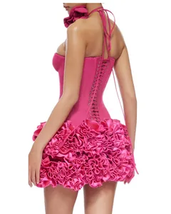 Vista posteriore di un abito a corsetto rosa acceso con gonna a balze e lacci.